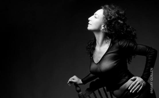 Retratos fotográficos que reúnen iniciativas artísticas que giran en torno a la idea de mostrar las cualidades físicas y morales por Mary Guillen.