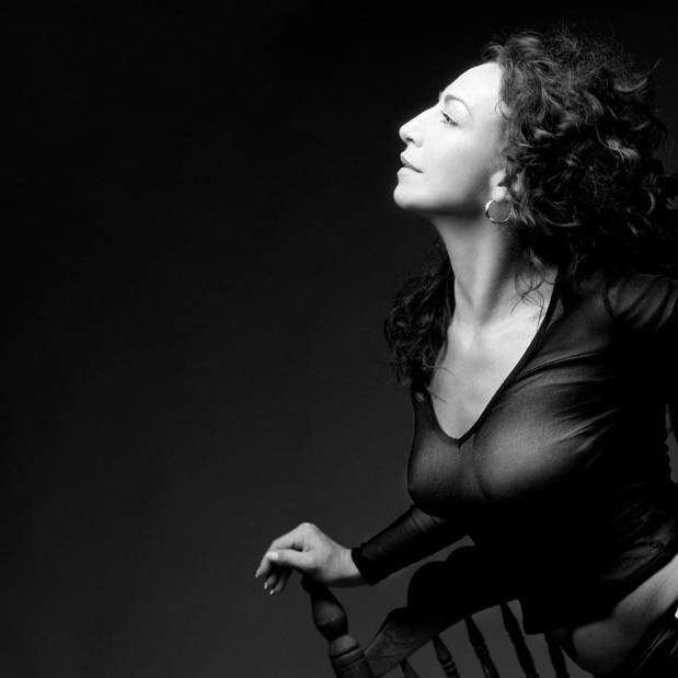 Retratos fotográficos que reúnen iniciativas artísticas que giran en torno a la idea de mostrar las cualidades físicas y morales por Mary Guillen.