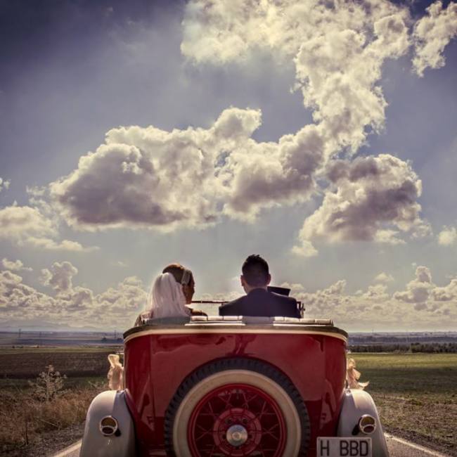 fotografia-profesional-boda-sevilla-novios-coche-antiguo-exterior-amor-mary-guillen-fotografa
